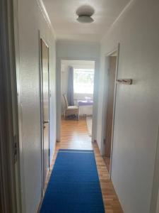 a hallway with a blue carpet in a room at Flott sted med utsikt over hele byen in Stavanger