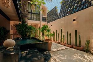 a courtyard with a hot tub and a bunch of plants at Pan Beach in Brisas de Zicatela