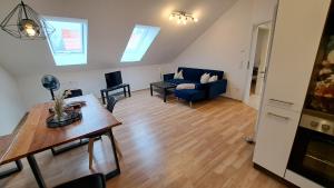 Χώρος καθιστικού στο Neue Ferienwohnung am Ammersee