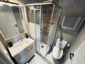 Et badeværelse på Kenezakia houses + 24 billeder