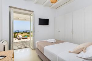 una camera da letto con due letti e vista sull'oceano di Summera family house Drios a Drios Altre 22 foto