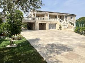 Bygningen som villaen ligger i