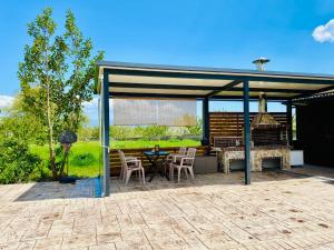 Patio alebo iná vonkajšia časť ubytovania Ξενώνας Ρόδον