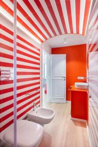 une salle de bain avec des rayures rouges et blanches au plafond dans l'établissement Casina Caprese, à Capri 39 autres photos