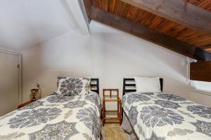 サンバレーにあるWestern Welcomeの屋根裏にあるベッドが2つある寝室 +16枚の写真