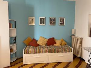a bed in a room with a blue wall at Oasi nel Salento in Tricase