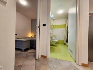 a bathroom with a tub and a sink and a toilet at Nido del Golf in Albisola Superiore