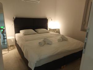 Posteľ alebo postele v izbe v ubytovaní Beachfront House Ivana with Pool - renovated 2025 + 37 fotografií