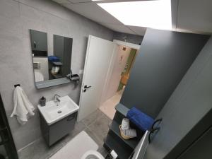 Ένα μπάνιο στο Noema Apartment's +18 φωτογραφίες
