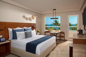 Postel nebo postele na pokoji v ubytování Dreams Sands Cancun Resort & Spa