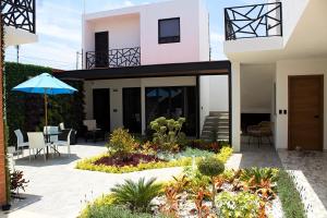 a house with a patio with an umbrella at Love us in Tequisquiapan