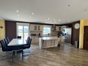 Køkken eller tekøkken på Grande Maison 23 Pers Sauna Spa Piscine Pétanque