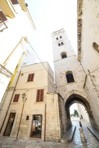 stary budynek z wieżą i łukiem w obiekcie B&B Il Campanile w mieście Barletta +28 zdjęć