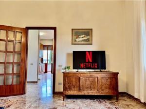 a room with a tv on top of a wooden table at Tuscan farmhouse - Pisa, Lucca e Firenze Rock in Bientina