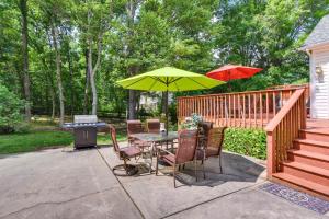 En hage utenfor Home in Matthews with Fenced Yard and Spacious Deck!
