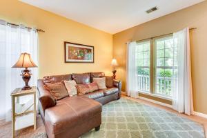 Et sittehjørne på Home in Matthews with Fenced Yard and Spacious Deck!