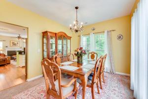 Bilde i galleriet til Home in Matthews with Fenced Yard and Spacious Deck! i Matthews