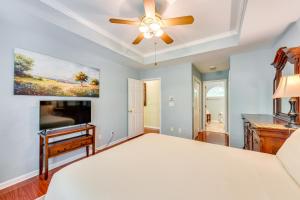 En TV eller et underholdningssystem på Home in Matthews with Fenced Yard and Spacious Deck!