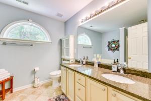 Et bad på Home in Matthews with Fenced Yard and Spacious Deck!