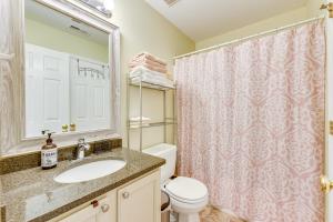Et bad på Home in Matthews with Fenced Yard and Spacious Deck!