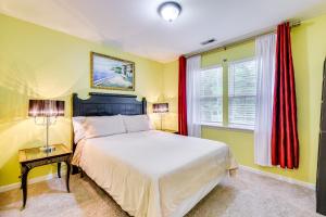 En eller flere senger på et rom på Home in Matthews with Fenced Yard and Spacious Deck!