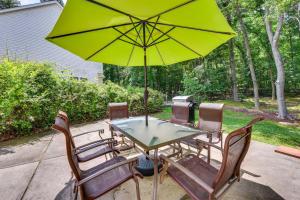 En hage utenfor Home in Matthews with Fenced Yard and Spacious Deck!