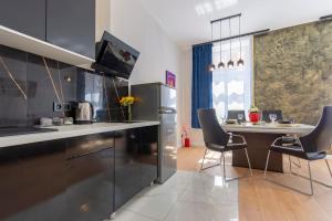 Kuchyň nebo kuchyňský kout v ubytování Podniebny Apartament