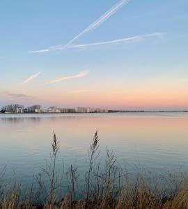vista sul lago al tramonto di Ostseeferienparadies Heiligenhafen a Heiligenhafen