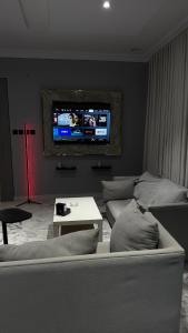 ‘Aryamにあるاستديو انيق بمدخل خاصのソファと薄型テレビのあるリビングルーム +2枚の写真