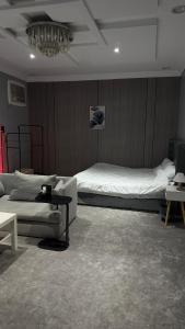 ‘Aryamにあるاستديو انيق بمدخل خاصのベッドルーム1室(ベッド1台、ソファ、シャンデリア付)