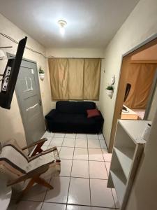 a living room with a couch and a table at Apartamento mobiliado com dois quartos para locação fixo e mensal in Fortaleza