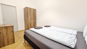 Postel nebo postele na pokoji v ubytování Spacious Rooms - 15 Min from Airport & City Center, 5 Min from Vienna Main-Bus Station EZ7