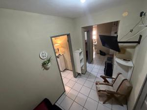 an overhead view of a bathroom with a toilet at Apartamento mobiliado com dois quartos para locação fixo e mensal in Fortaleza
