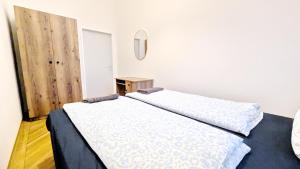 Postel nebo postele na pokoji v ubytování Spacious Rooms - 15 Min from Airport & City Center, 5 Min from Vienna Main-Bus Station EZ7