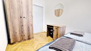Postel nebo postele na pokoji v ubytování Spacious Rooms - 15 Min from Airport & City Center, 5 Min from Vienna Main-Bus Station EZ7