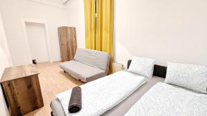 Postel nebo postele na pokoji v ubytování Spacious Rooms - 15 Min from Airport & City Center, 5 Min from Vienna Main-Bus Station EZ7