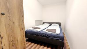 Postel nebo postele na pokoji v ubytování Spacious Rooms - 15 Min from Airport & City Center, 5 Min from Vienna Main-Bus Station EZ7