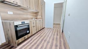Kuchyň nebo kuchyňský kout v ubytování Spacious Rooms - 15 Min from Airport & City Center, 5 Min from Vienna Main-Bus Station EZ7