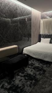 une chambre avec un lit et une douche dedans dans l'établissement شقه انيقة بغرفه وصاله مدخل خاص, à ‘Aryam