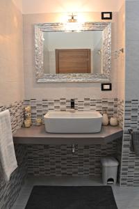 ジャルディーニ・ナクソスにあるNaxos Apartmentsのバスルーム(洗面台、鏡付)