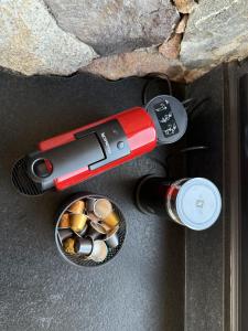 una bottiglia di rossetto e una lattina di vernice di Finca Boutique Un Buen Año a Tres Esquinas