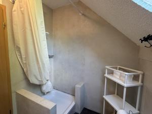 Ein Badezimmer in der Unterkunft Apartment in Kellerwald near Edersee Lake