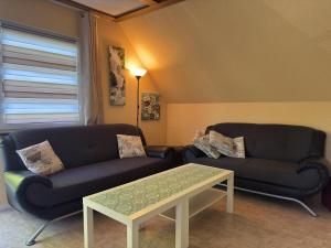 Ein Sitzbereich in der Unterkunft Apartment in Kellerwald near Edersee Lake