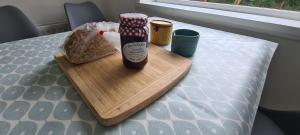 eine Flasche Bier auf einem Schneidebrett auf einem Tisch in der Unterkunft Mourne Hikers' Cottage in Newcastle