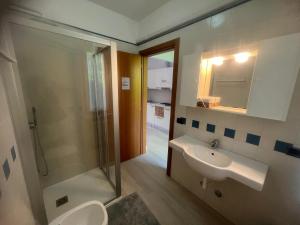A bathroom at Residence Villa al Lido Még 37 kép