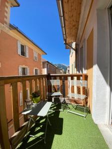 a balcony with a table and chairs on a building at Duplex 60m2 vieux centre avec balcon in Barcelonnette