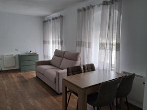 salon z kanapą i stołem w obiekcie Casa Vladimir w mieście Arcos de la Frontera