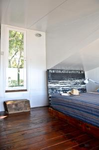 a bedroom with a bed and a window at Paraiso Flotante in San Fernando