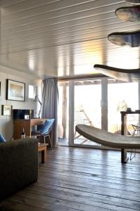 a living room with a couch and a surfboard on the floor at Paraiso Flotante in San Fernando