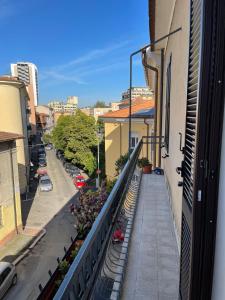 een balkon van een gebouw met een stoep en een straat bij Alan'S Home in Terni